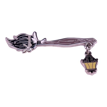 A2567 Legal dos desenhos animados de Uma vassoura voadora lâmpada Bruxa Esmalte Pin Broches de Lapela Pinos para a Mochila Porta-Crachás de Acessórios de Jóias
